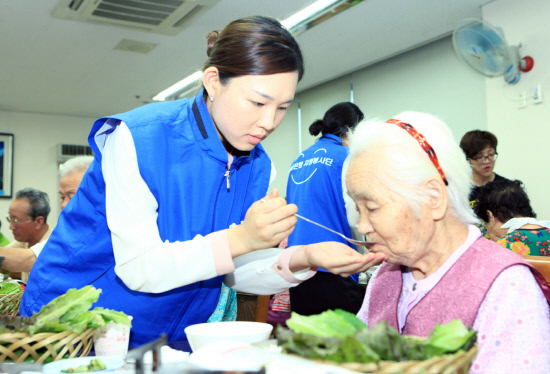경남은행 봉사대 경남종합사회복지관 노인 위로행사