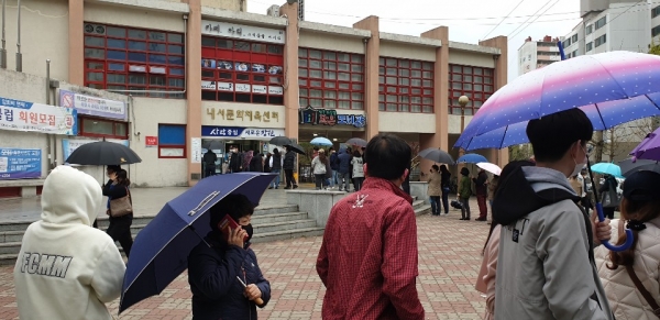 사전투표 마지막날인 11일 오후 비가 내리는 중에도 내서문화체육관에 마련된 사전투표소에서 투표에참여하려는 시민들이 길게 줄을 늘어서 있다.  이은수기자
