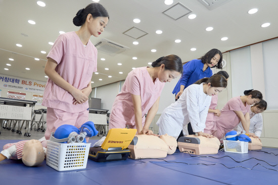 간호학과 학생들이 심폐소생술 교육을 받고 있다.