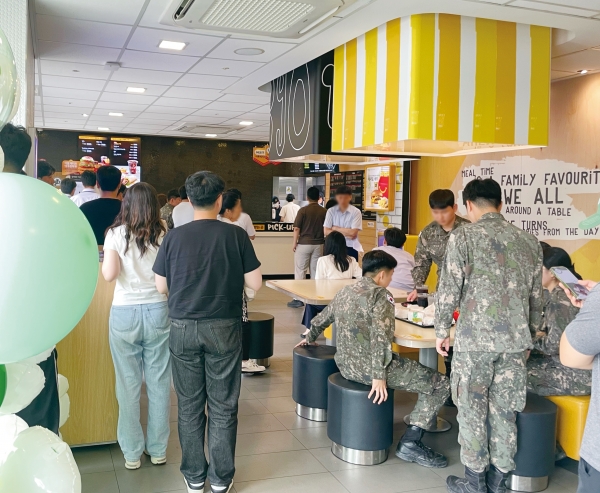 맥도날드가 한국의 맛 시리즈 4탄으로 진주 고추로 만든 버거 ‘고추 크림치즈 버거’를 출시한 11일 진주시 충무공동에 위치한 맥도날드에 시민들이 북적이고 있다.정웅교기자